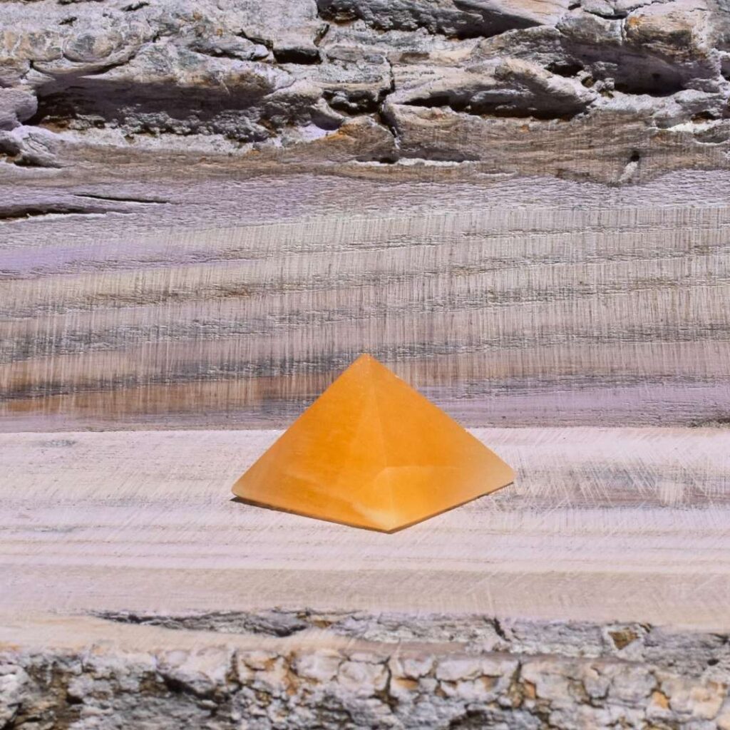 Orangencalcit Pyramide – Kraftvoll zentriert, von innen leuchtend