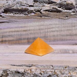 Orangencalcit Pyramide – Kraftvoll zentriert, von innen leuchtend