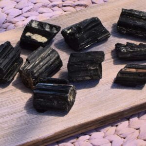 Schwarzer Turmalin Naturstein – Erdung für dein Energiefeld - groß