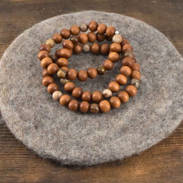 Männer Armband aus Sandelholz und versteinertem Holz – Bild 3