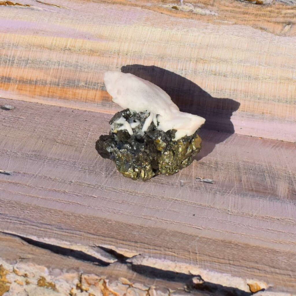 Onyx Freiform mit Pyrit – Schwarze Tiefe, goldenes Licht
