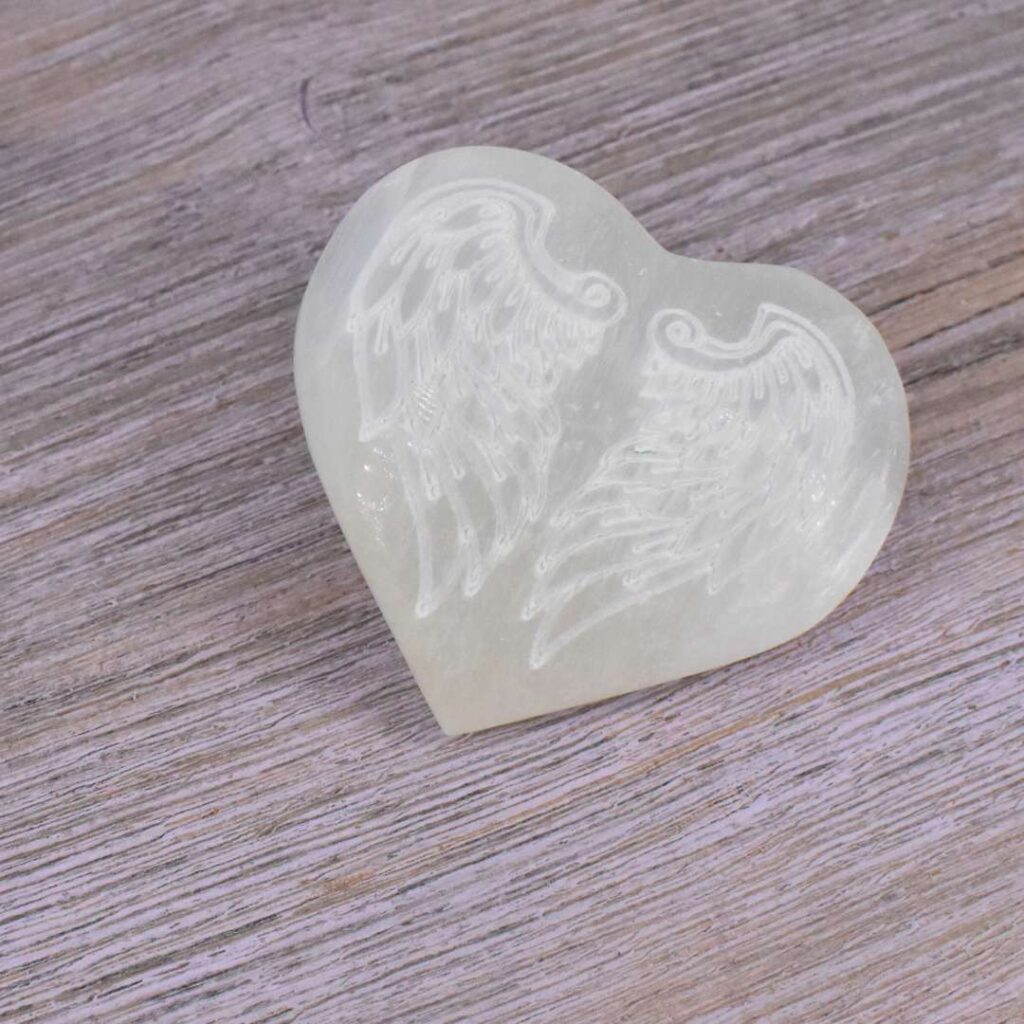Selenit Herz mit Engelsflügeln – Schutz & Geborgenheit