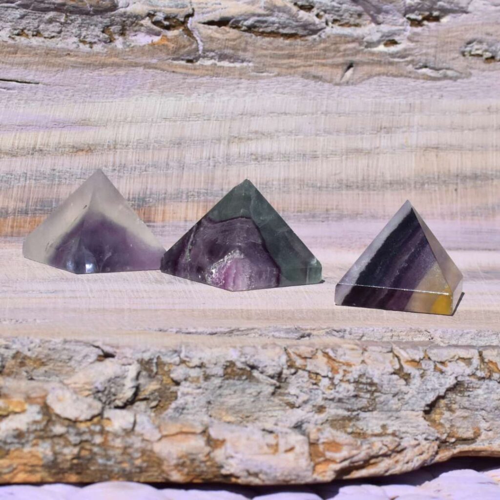 Regenbogen Fluorit Pyramide – Dein Kraftfeld aus Klarheit und Harmonie