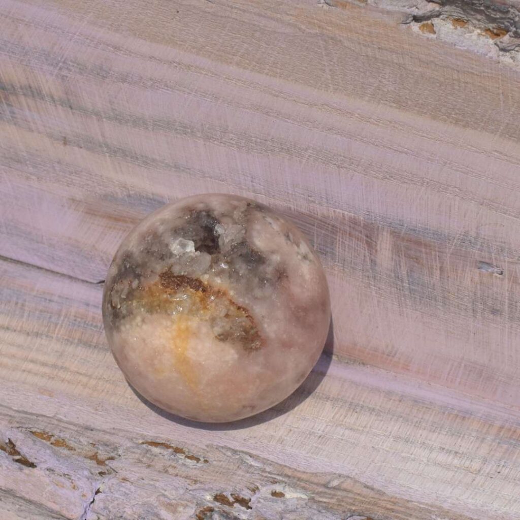 Pink Amethyst Kugel – Sanfte Harmonie in Vollendung