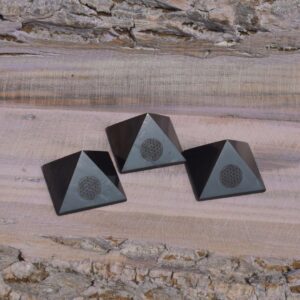 Schungit Pyramide - Blume des Lebens