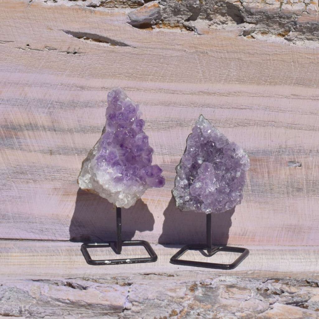 Amethyst Freiform auf Ständer – Stille trägt dich