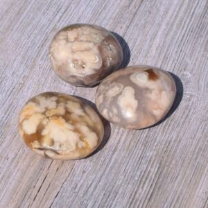 Kirschblüten Chalcedon Handschmeichler – Wenn Neues erblüht - mittel