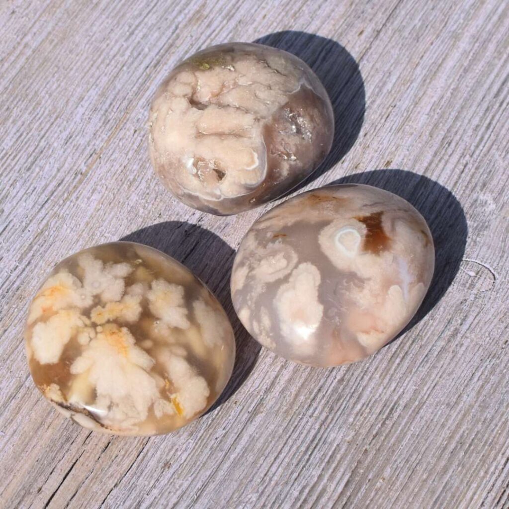 Kirschblüten Chalcedon Handschmeichler – Wenn Neues erblüht