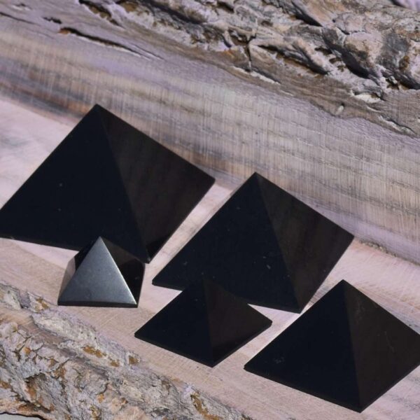 Schungit Pyramide – Bild 2