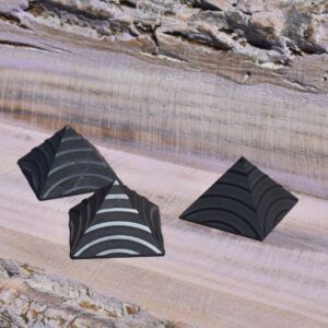 Schungit Pyramide - Relief