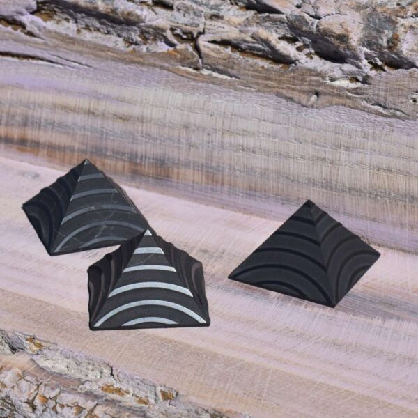 Schungit Pyramide - Relief