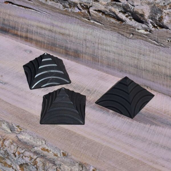 Schungit Pyramide - Relief – Bild 3