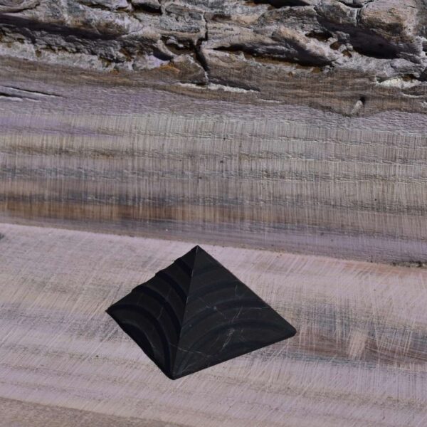Schungit Pyramide - Relief – Bild 2