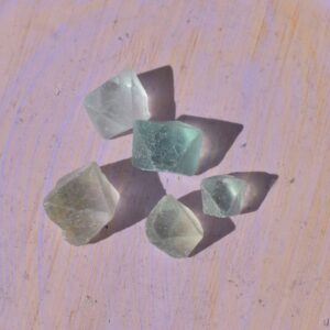 Fluorit Oktaeder – Selbstbestimmung und Leichtigkeit in kristalliner Form - Set mit 5 kleinen Oktaedern