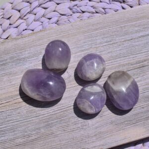 Amethyst Handschmeichler – Dein stiller Ruheanker