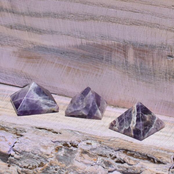 Amethyst Pyramide – Zentrum deiner Klarheit