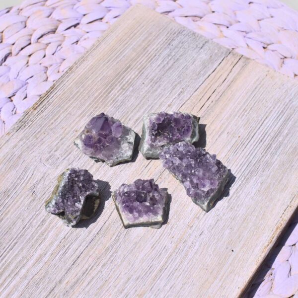 Amethyst Stufe klein – Lichtvolle Balance im Alltag – Bild 3