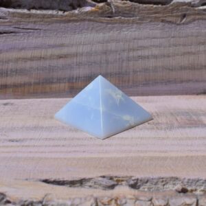Chalcedon Pyramide – klare Worte & zentrierte Energie