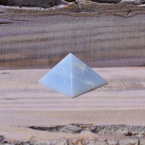 Chalcedon Pyramide – klare Worte & zentrierte Energie