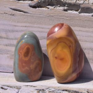 Polychrom Jaspis Freiform – Kraftvoll verbunden mit der Erde