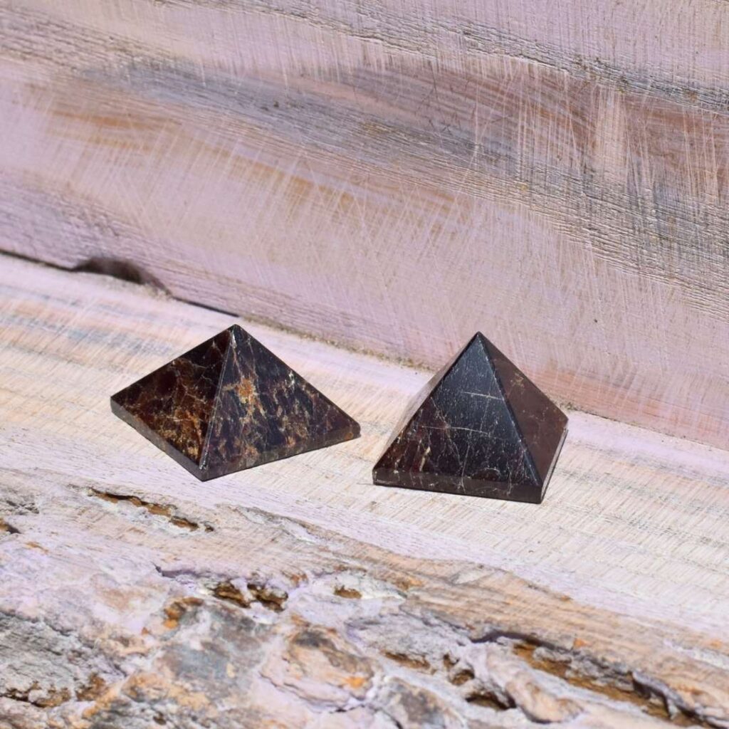 Granat Pyramide - Dein Lichtmoment für die Seele