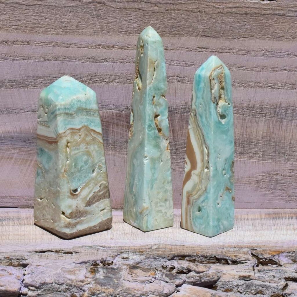 Karibik Calcit Obelisk – Zentriert im Fluss des Lebens