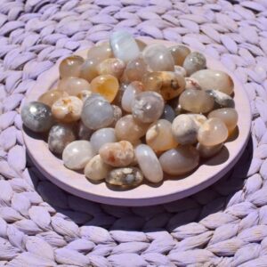Kirschblüten Chalcedon Trommelstein – Für neue Wege mit Leichtigkeit und Vertrauen