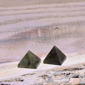 Labradorit Pyramide – Dein Tor zum inneren Wissen