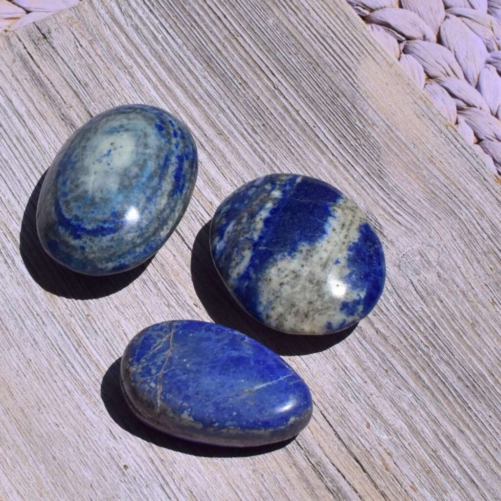 Lapis Lazuli Handschmeichler – Deine innere Wahrheit in der Hand