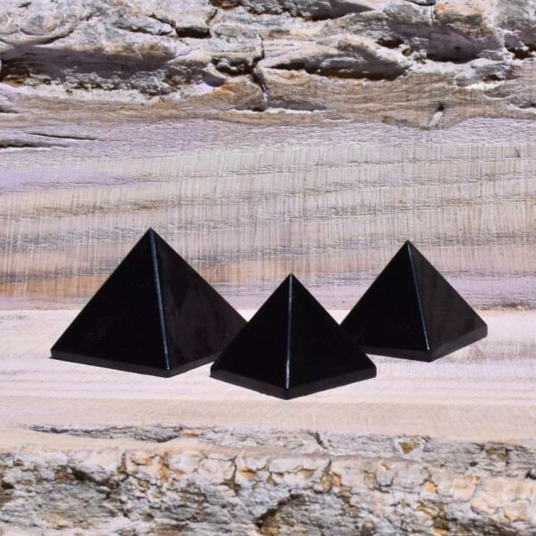 Onyx Pyramide – Dein Anker aus Schutz und Stärke