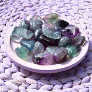 Regenbogen Fluorit Trommelstein – Dein farbenfroher Fokus