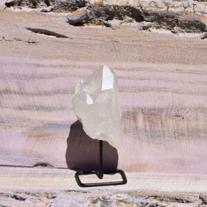 Bergkristall Freiform auf Ständer – Licht für deinen inneren Weg - B4