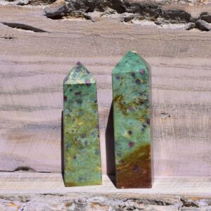 Rubin Fuchsit Obelisk – Wenn Mut und Liebe eins werden