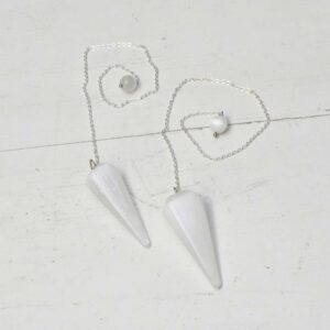 Selenit Pendel – fein ausgerichtet, im Licht der Wahrnehmung