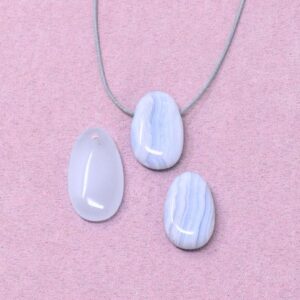 Chalcedon Halskette Linsen-Anhänger – ruhige Worte & Gelassenheit