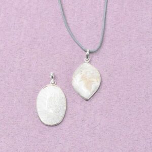 Friedensachat Halskette Freiform-Anhänger – mit Silberrand