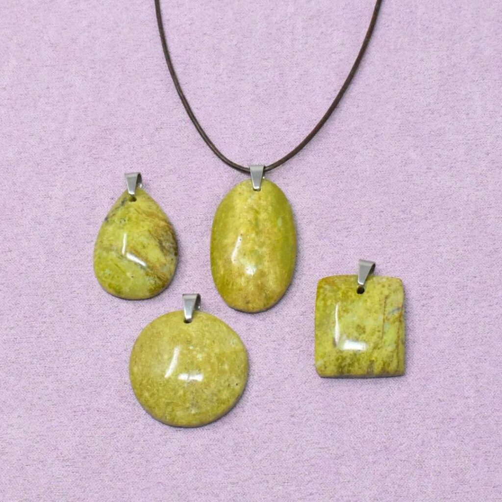 Grüner Opal Halskette Freiform-Anhänger – Selbstliebe & neue Orientierung