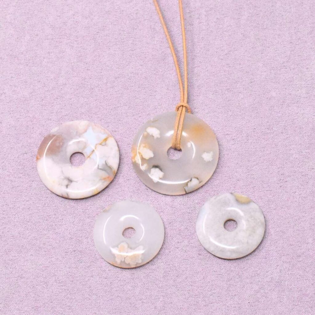 Kirschblüten Chalcedon Halskette Donut-Anhänger – Aufblühen & Selbstvertrauen