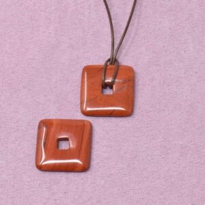 Roter Jaspis Halskette Quadrat-Anhänger – Standfestigkeit & innere Basis
