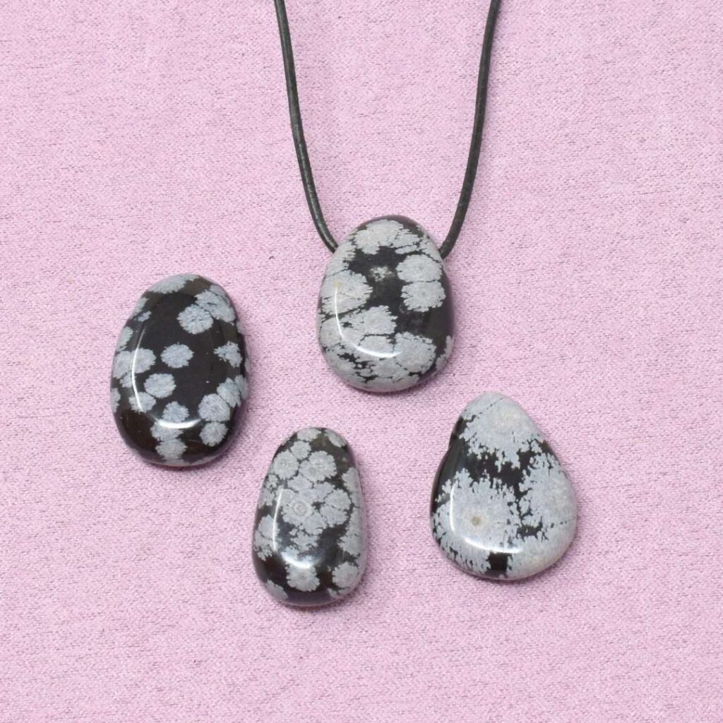 Schneeflocken Obsidian Halskette Tropfen-Anhänger – Loslassen & Licht in dunklen Zeiten