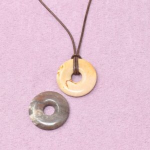 Versteinertes Holz Halskette Donut-Anhänger – Erdung & innere Ruhe