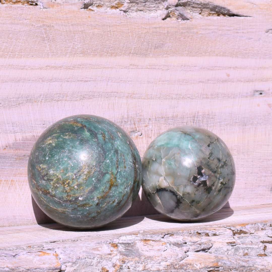 Smaragd Kugel – Harmonie, die dich in deine Mitte führt