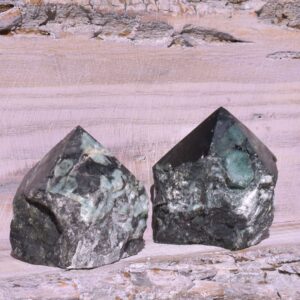 Smaragd Spitze halbpoliert - Wachstum in Verbindung mit deiner inneren Weisheit