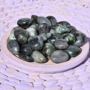 Smaragd Trommelstein – Lebenskraft, die neu erwacht