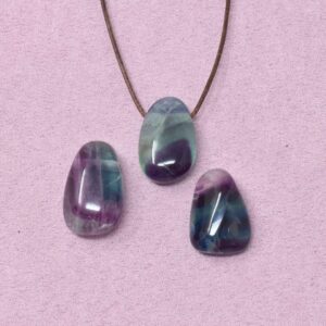 Regenbogen Fluorit Halskette Tropfen-Anhänger – innere Weite & emotionale Klärung