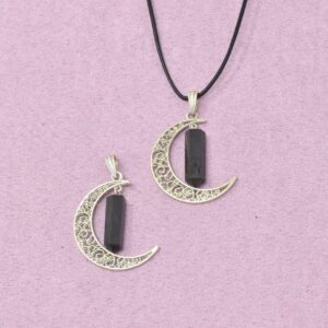 Schwarzer Turmalin Halskette Mond-Anhänger – Schutz & Ruhe in sensiblen Zeiten