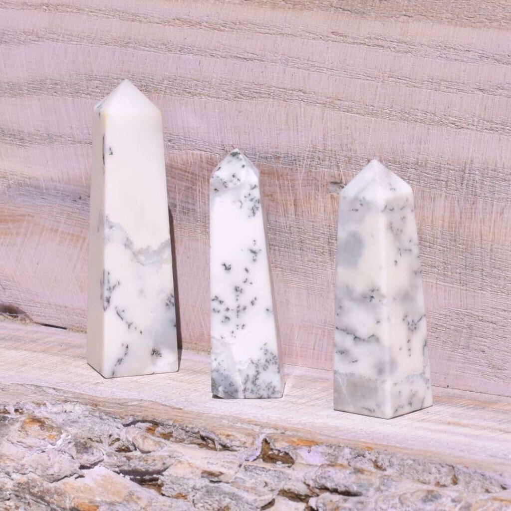 Dendritenopal Obelisk – Hoffnung, die sich neu ausrichtet