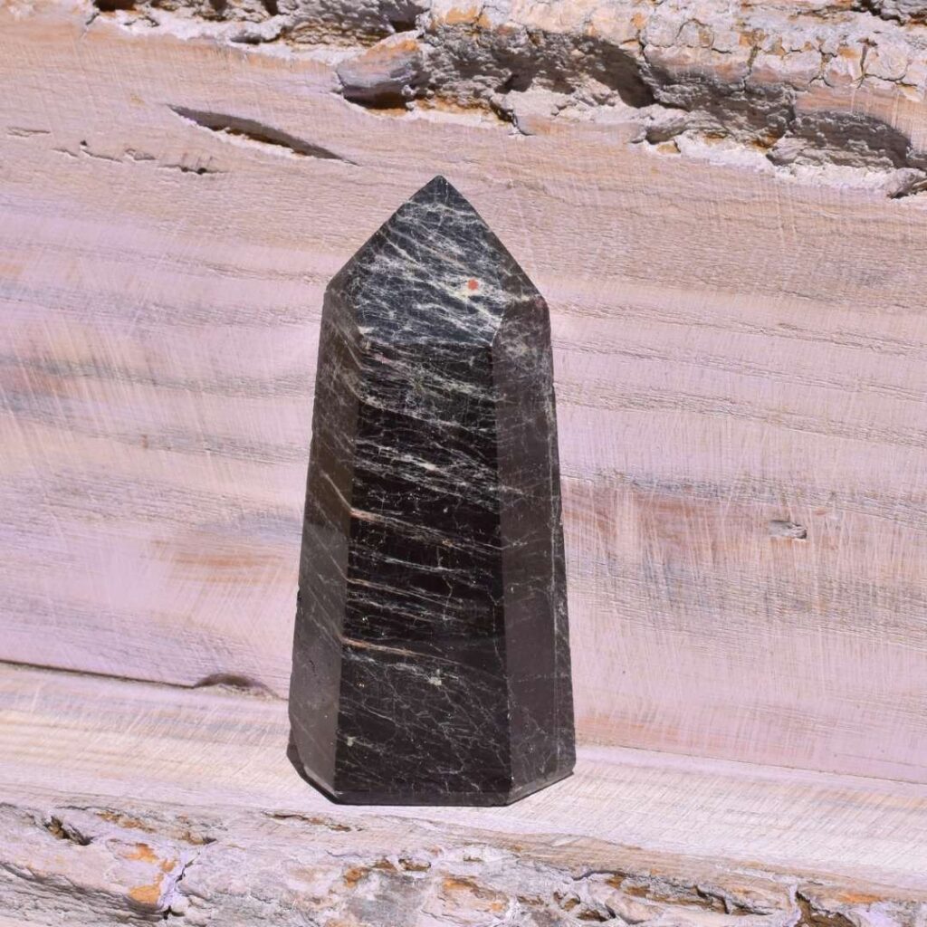 Schwarzer Turmalin Turm – Schutz, der deinen Raum hält
