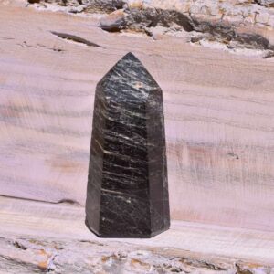 Schwarzer Turmalin Turm – Schutz, der deinen Raum hält